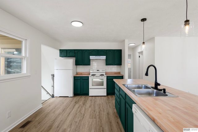 6614 Parkview Lane, Omaha, NE 68104