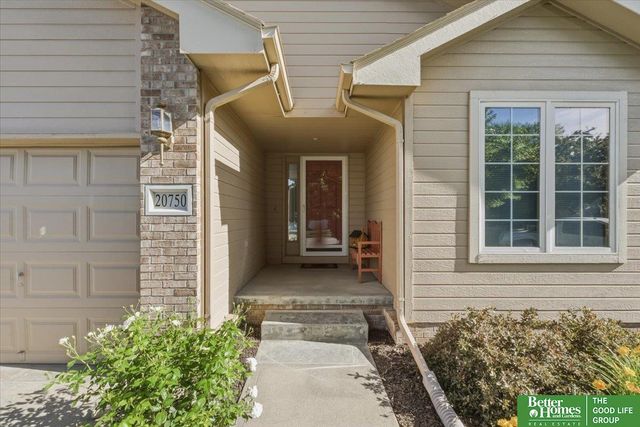 20750 Hemlock Circle, Elkhorn, NE 68022