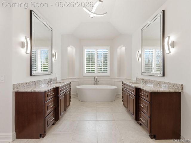 2475 Creekside Court, Oakland Charter Township, MI 48306