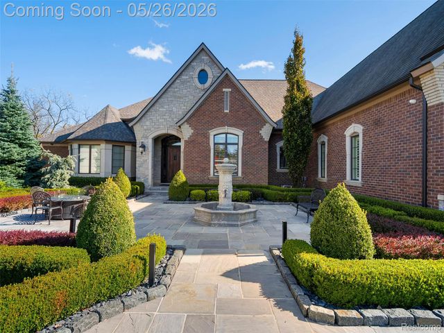 2475 Creekside Court, Oakland Charter Township, MI 48306