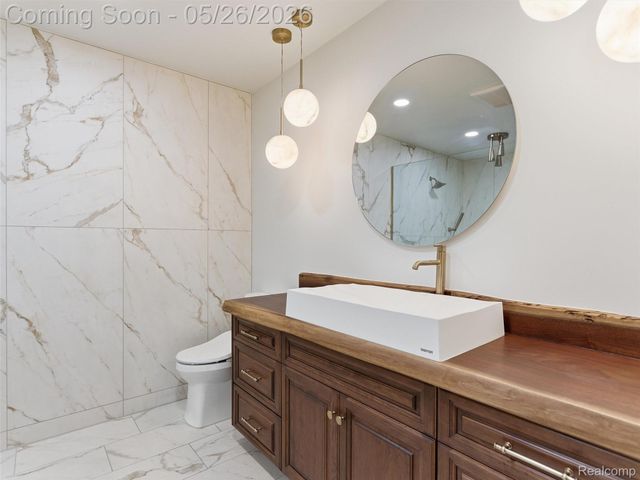 2475 Creekside Court, Oakland Charter Township, MI 48306