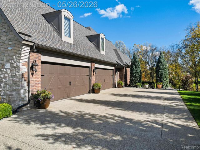 2475 Creekside Court, Oakland Charter Township, MI 48306