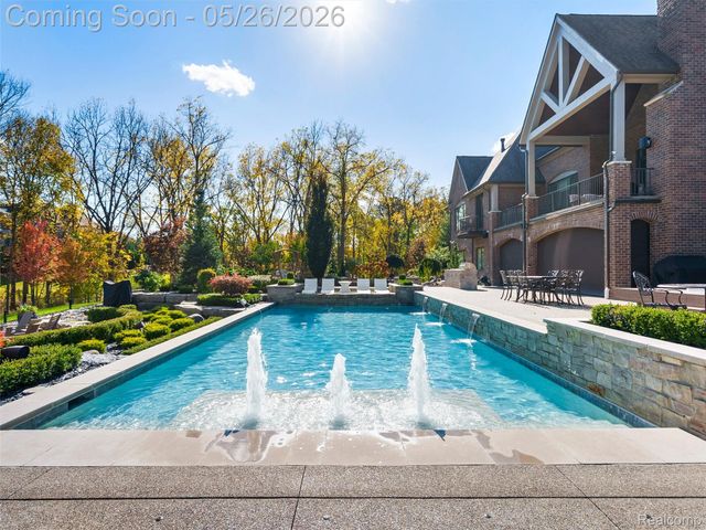 2475 Creekside Court, Oakland Charter Township, MI 48306