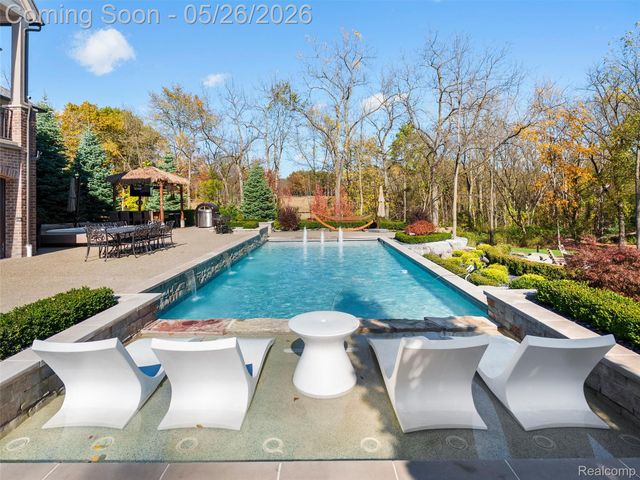 2475 Creekside Court, Oakland Charter Township, MI 48306