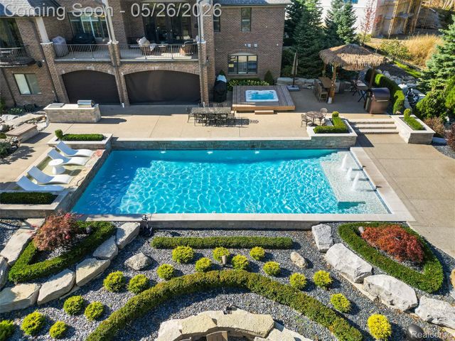 2475 Creekside Court, Oakland Charter Township, MI 48306