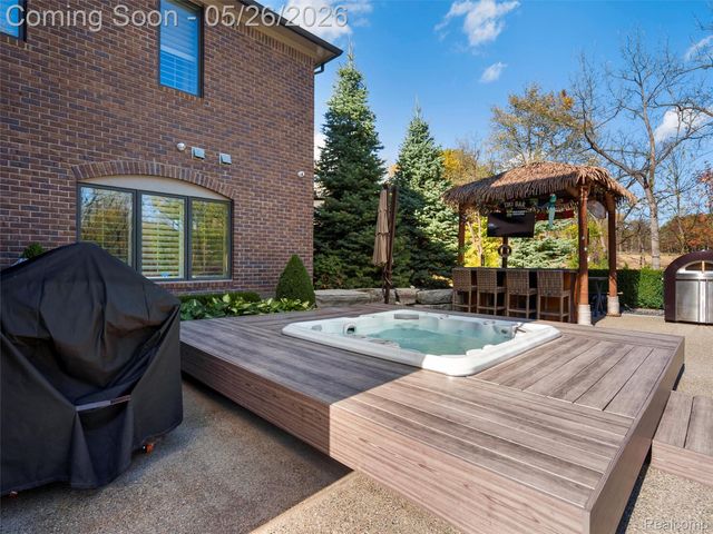 2475 Creekside Court, Oakland Charter Township, MI 48306