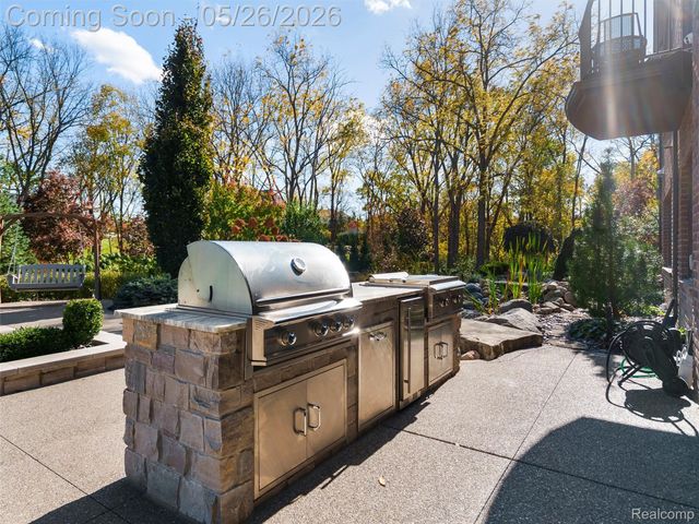 2475 Creekside Court, Oakland Charter Township, MI 48306