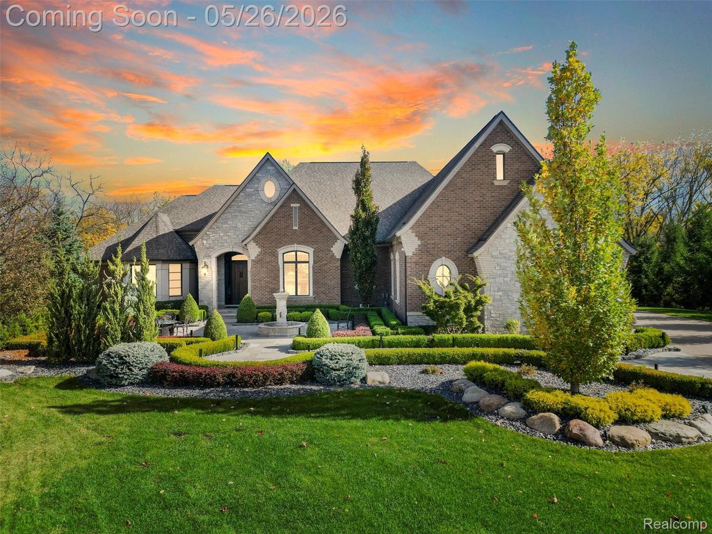 2475 Creekside Court, Oakland Charter Township, MI 48306