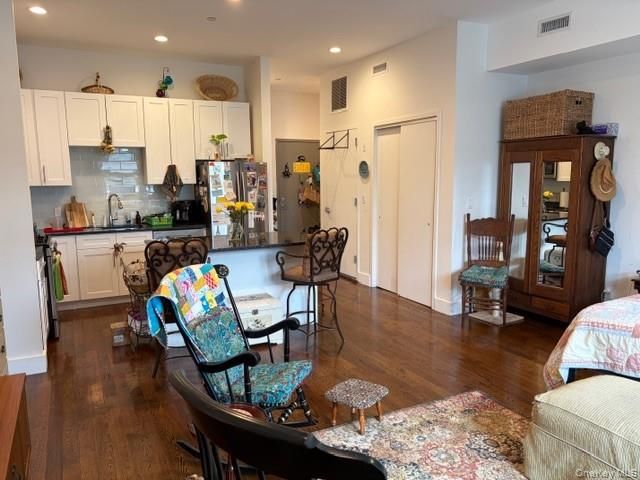 40 Division Street 2B, Farmingdale, NY 11735