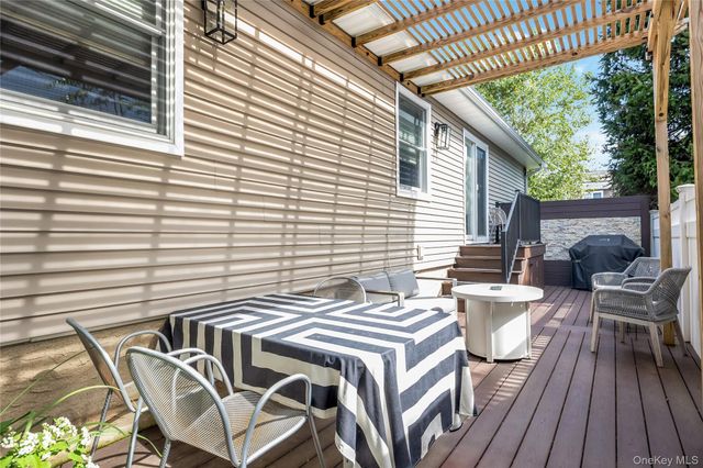 25 Frank Avenue, Farmingdale, NY 11735