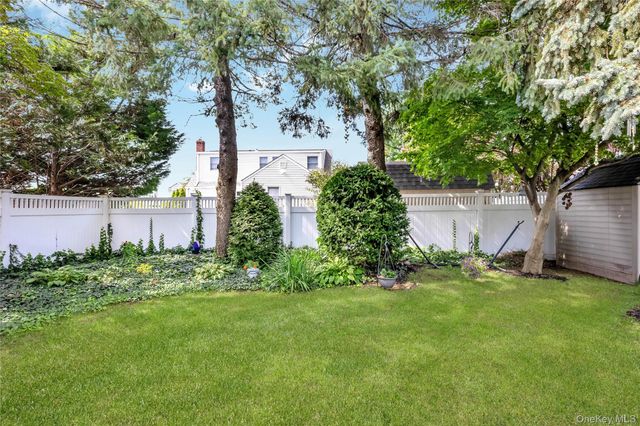 25 Frank Avenue, Farmingdale, NY 11735