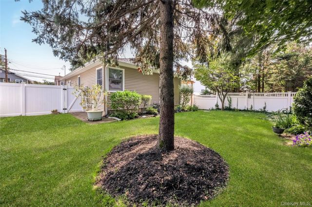 25 Frank Avenue, Farmingdale, NY 11735