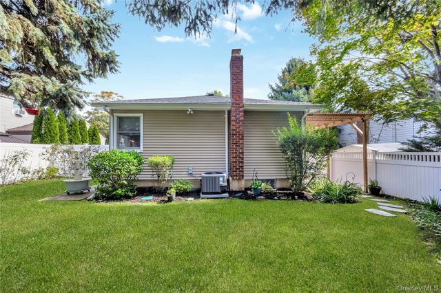 25 Frank Avenue, Farmingdale, NY 11735