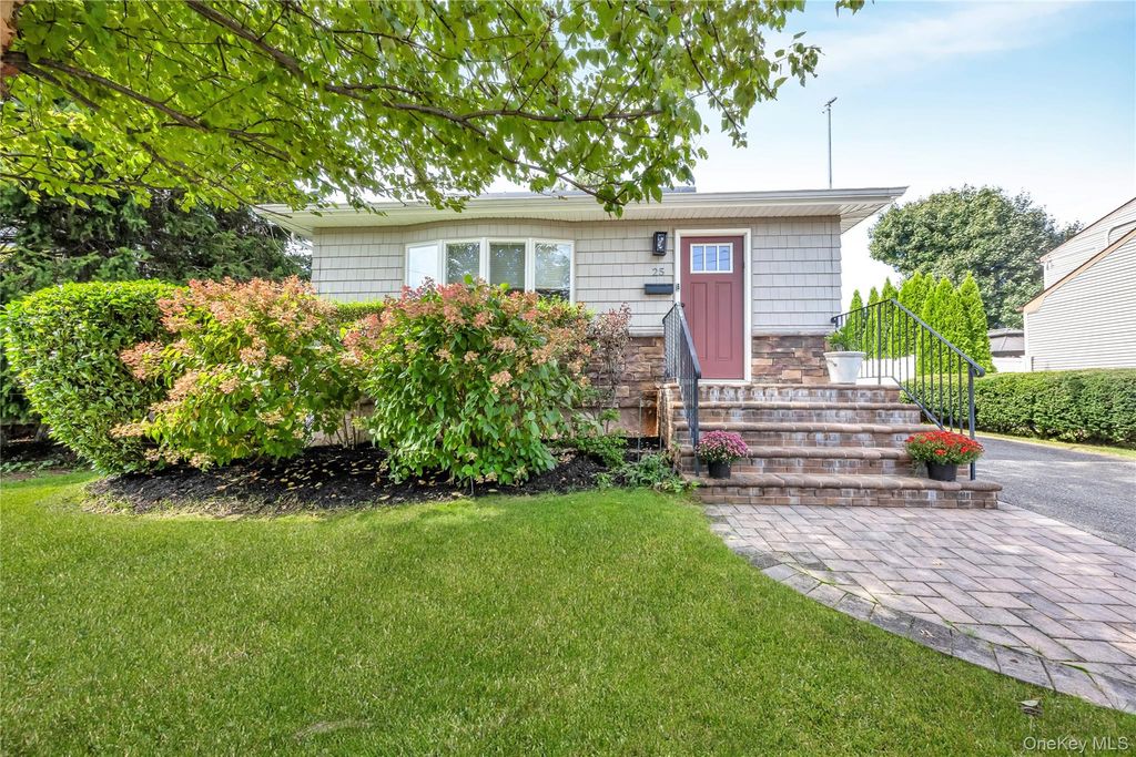25 Frank Avenue, Farmingdale, NY 11735