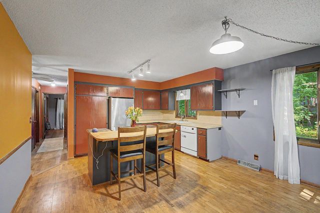 760 Ponderosa Drive, Chanhassen, MN 55317