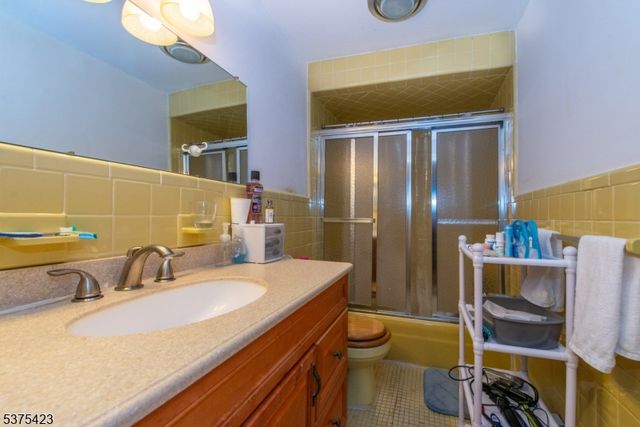 118 Country Ln, Clifton City, NJ 07013