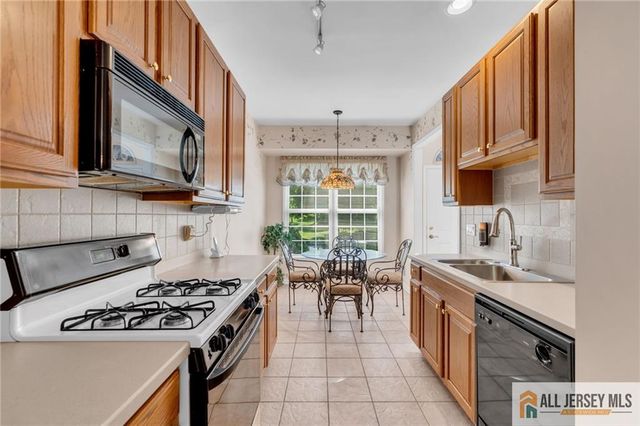 3 Silcox Place, Somerset, NJ 08873