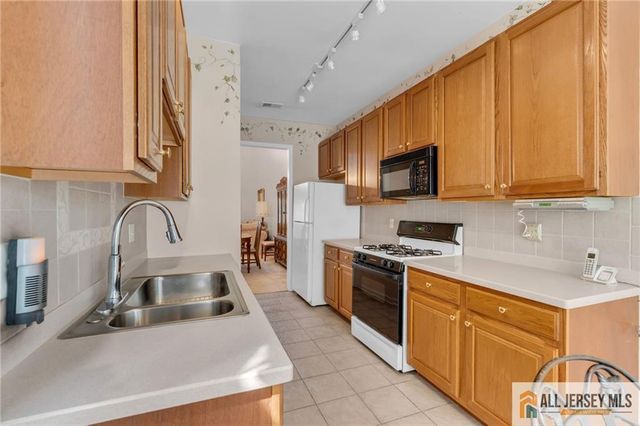 3 Silcox Place, Somerset, NJ 08873