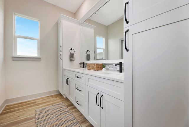 14030 E Willowgreen Ct, Wichita, KS 67210