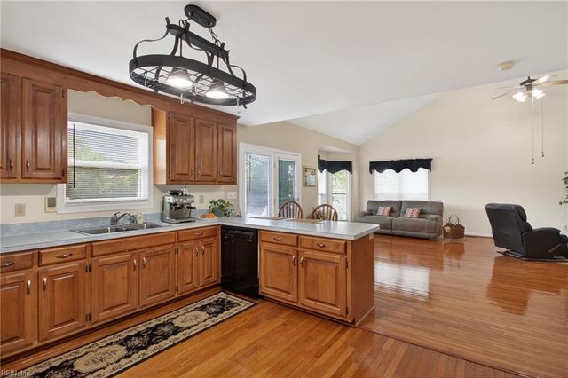 27 Reflection LN, Hampton, VA 23666