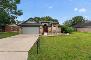 102 Hummingbird LN, Lockhart, TX 78644