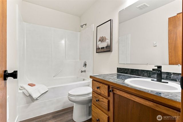 51 E North Bay Place, Allyn, WA 98524