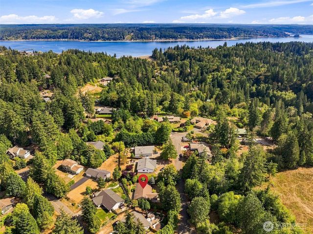 51 E North Bay Place, Allyn, WA 98524