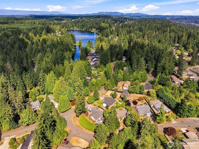51 E North Bay Place, Allyn, WA 98524