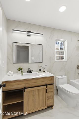 16 6th Street, Barnegat, NJ 08005