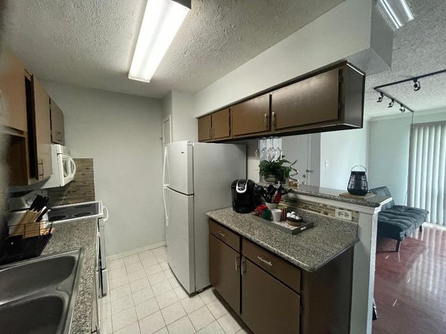 2750 Holly Hall Street 1014, Houston, TX 77054