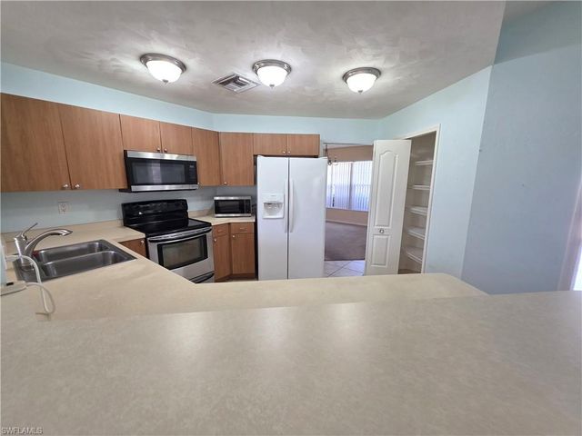 4614 SW 9th PL, Cape Coral, FL 33914