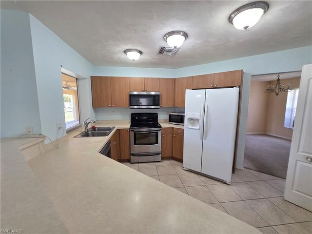 4614 SW 9th PL, Cape Coral, FL 33914