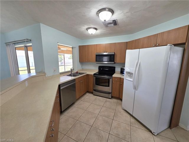 4614 SW 9th PL, Cape Coral, FL 33914