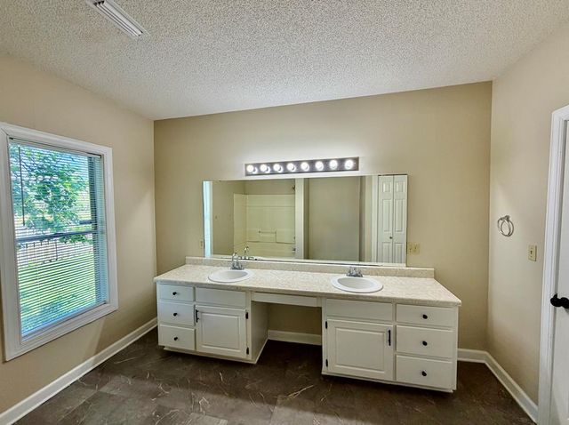 939 Hinton Waters Ave, Midland City, AL 36350
