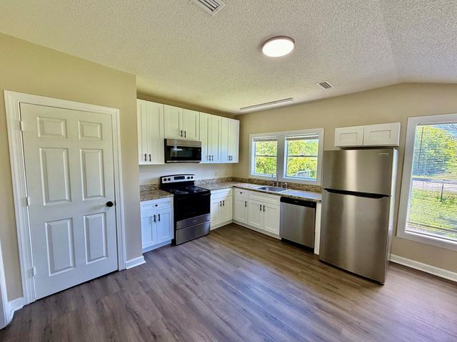 939 Hinton Waters Ave, Midland City, AL 36350