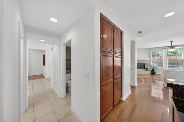 1820 Heather Garden Ln, Roseville, CA 95661