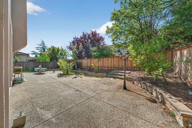 1820 Heather Garden Ln, Roseville, CA 95661