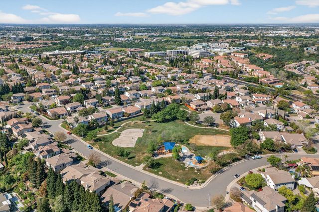 1820 Heather Garden Ln, Roseville, CA 95661