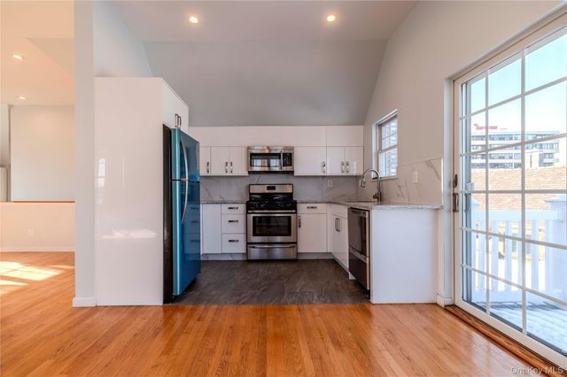 16823 Powells Cove Boulevard 12, Beechhurst, NY 11357