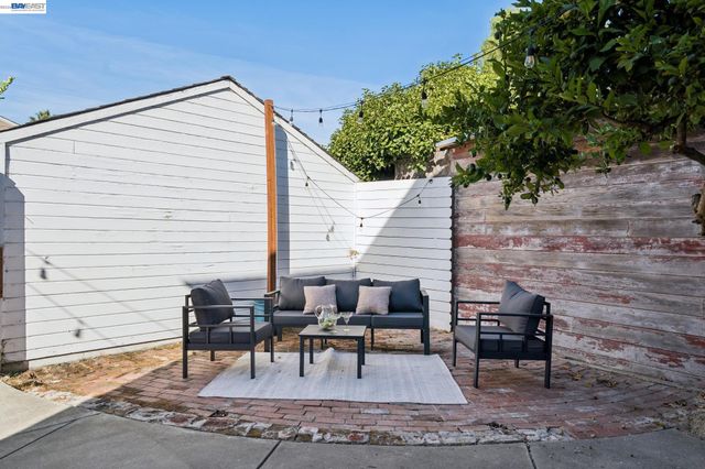9935 Voltaire Ave, Oakland, CA 94603