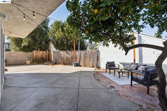 9935 Voltaire Ave, Oakland, CA 94603