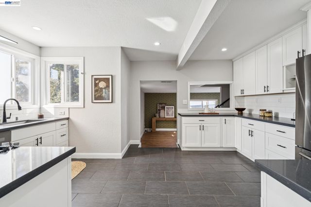 9935 Voltaire Ave, Oakland, CA 94603