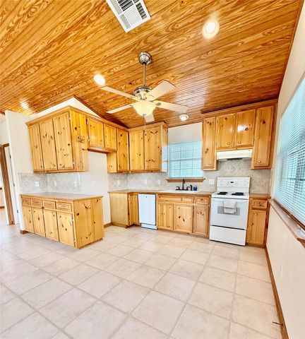 143 W Airway, Livingston, TX 77351