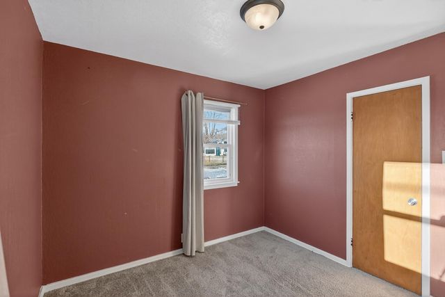 3121 Gilbertville Road, Waterloo, IA 50707