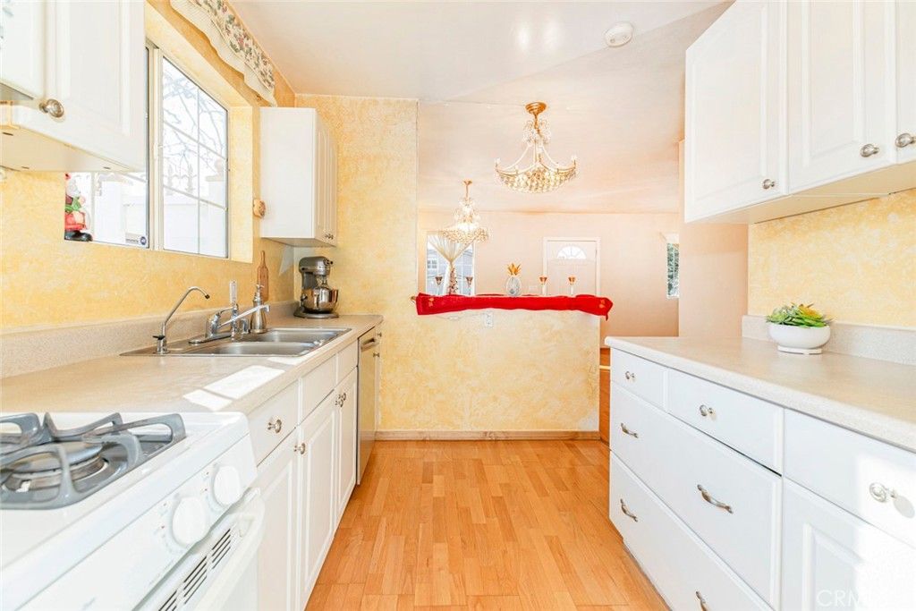 Image 7 of property listing at 11020 Scoville Avenue, Sunland, CA 91040