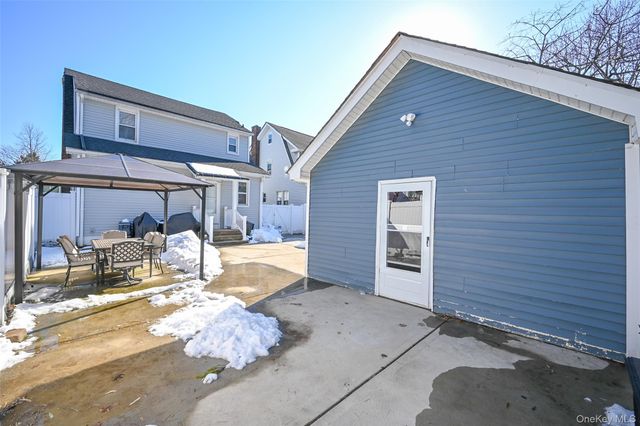 21 Dikeman Street, Hempstead, NY 11550