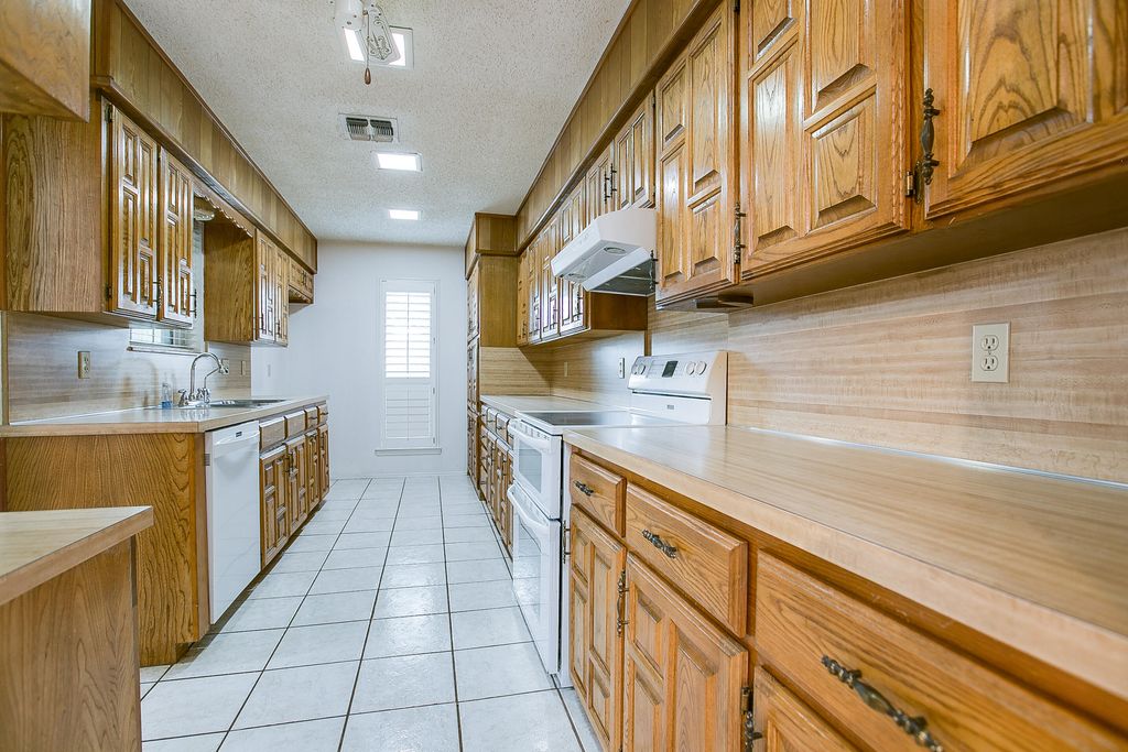 Image 10 of property listing at 3716 Inglewood Drive, San Angelo, TX 76904