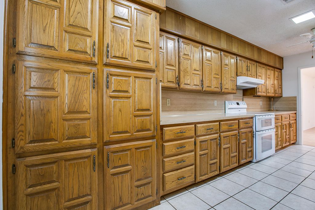 Image 12 of property listing at 3716 Inglewood Drive, San Angelo, TX 76904