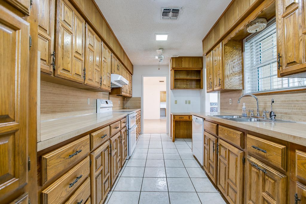 Image 13 of property listing at 3716 Inglewood Drive, San Angelo, TX 76904