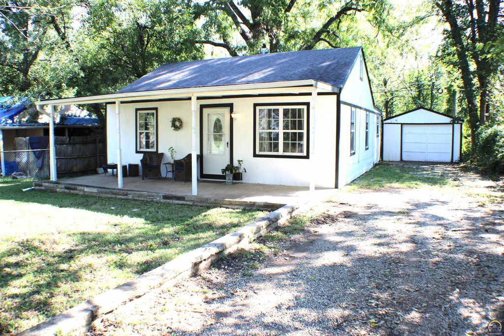 1904 SE Michigan AVE, Topeka, KS 66607